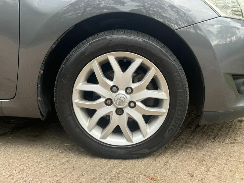 TOYOTA AURIS