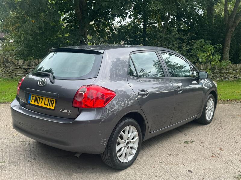 TOYOTA AURIS